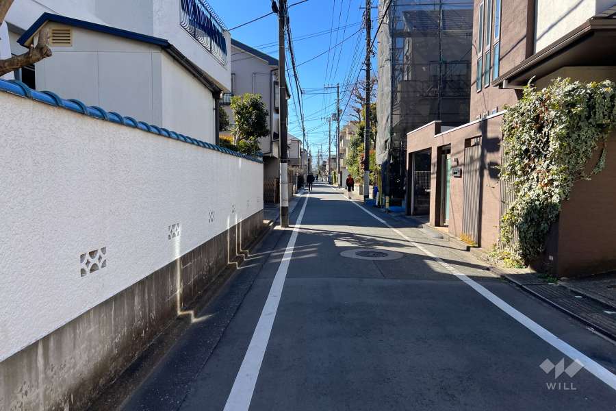 敷地西側の前面道路