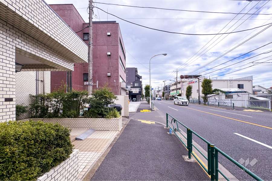 敷地北側の前面道路(東側から)