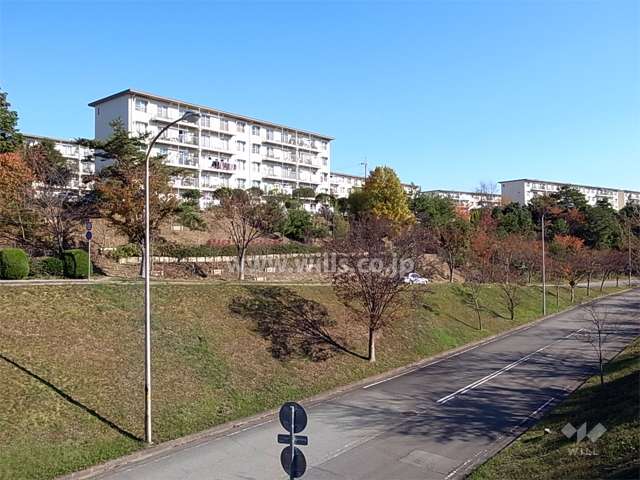 公社清和台住宅の遠景。周囲を緑に囲まれた住環境。