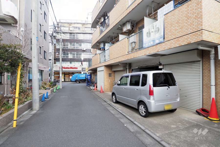 敷地西側の前面道路（南側から）