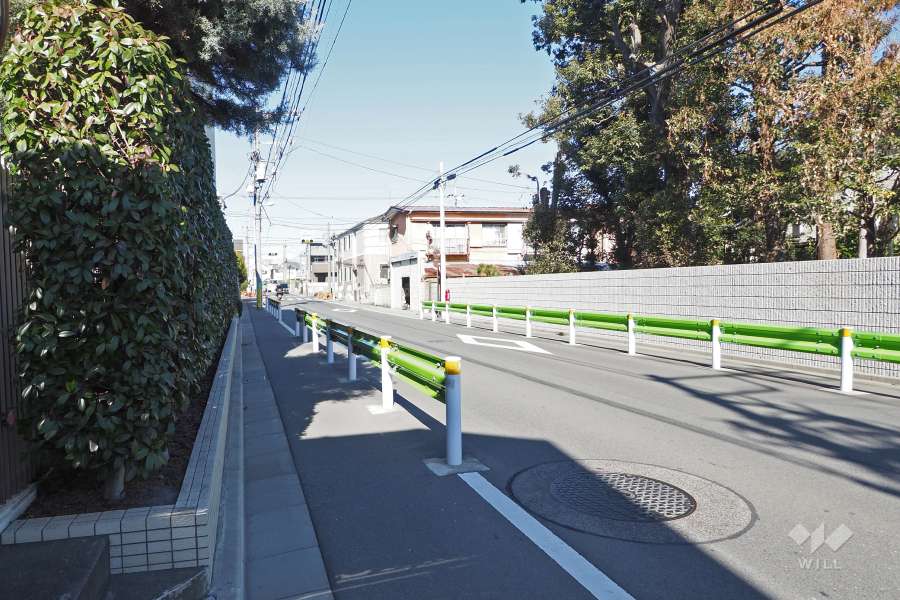 敷地東側の前面道路（南側から）