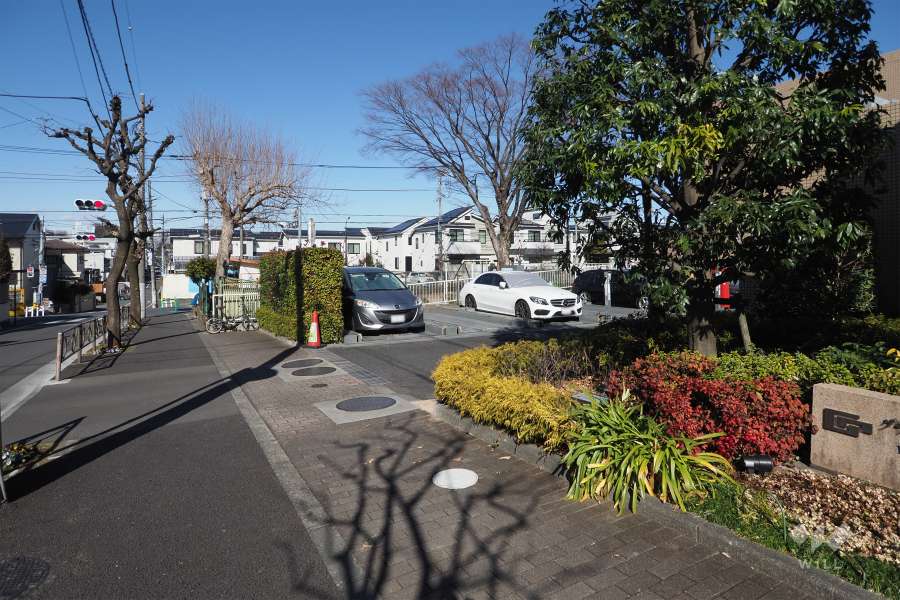 敷地西側の前面道路