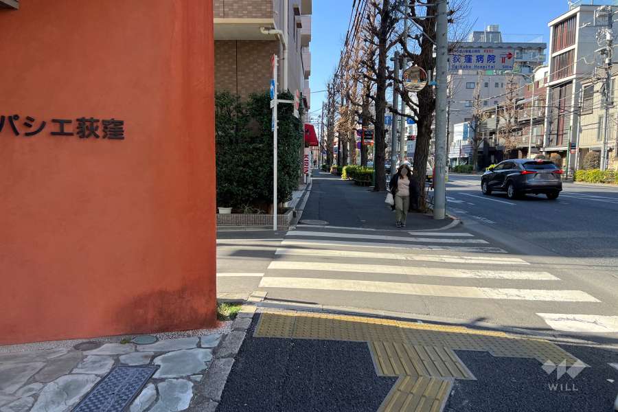 敷地の北東側前面道路（南東側から）
