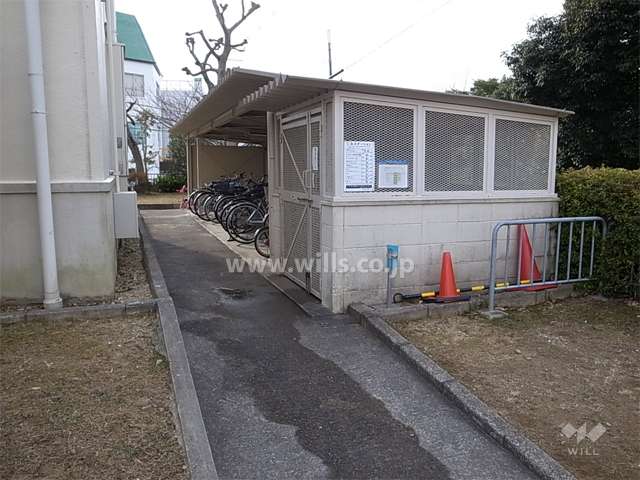 駐輪場とゴミ置き場