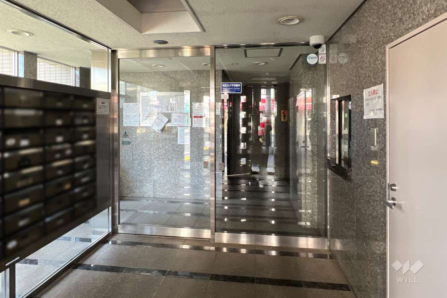 エントランスはオートロック付きです。