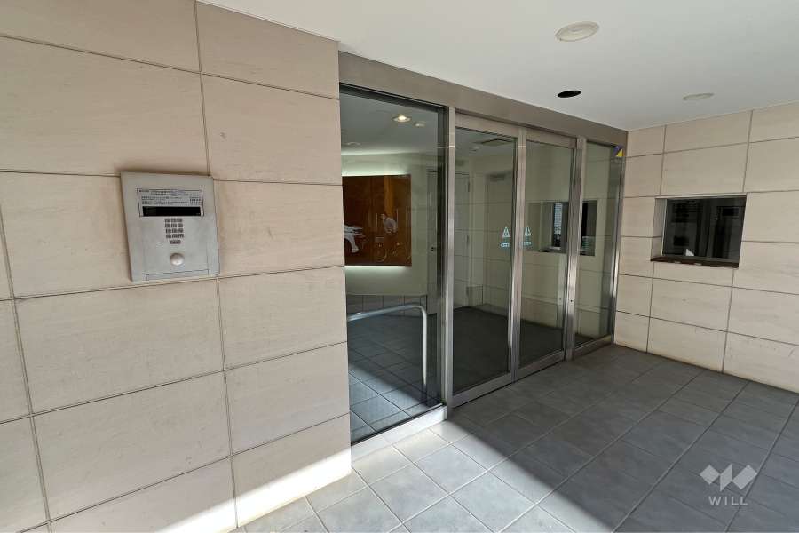 エントランスはオートロック付きです。