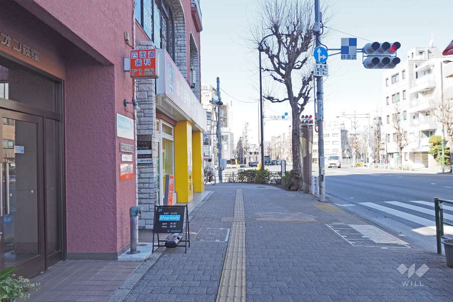 敷地北東側の前面道路（南東側から）