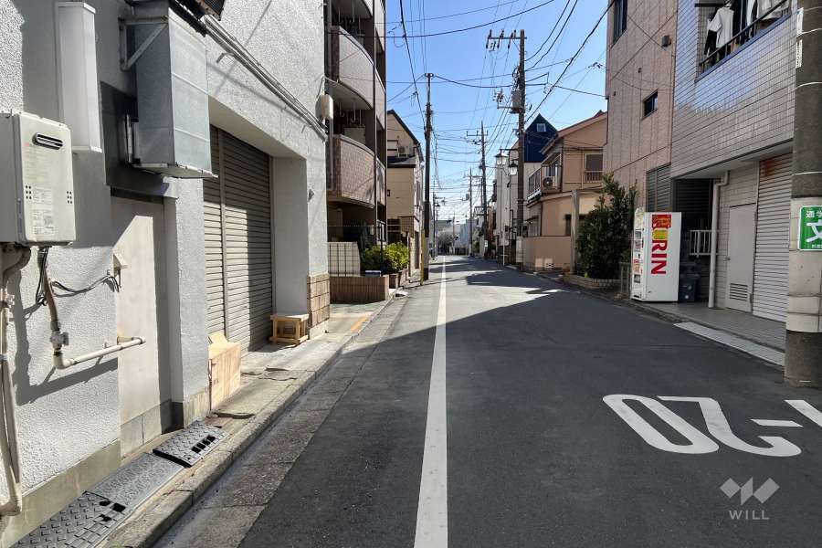 敷地西側の前面道路