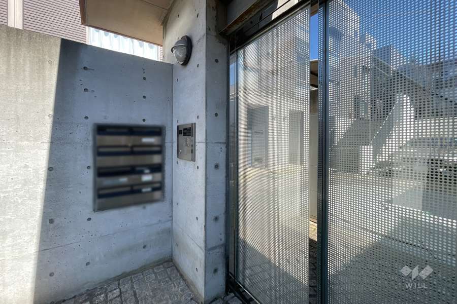 エントランスはオートロック付きです。