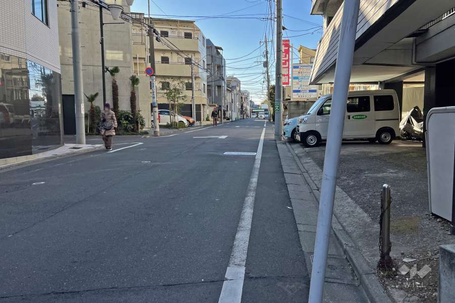 敷地南側の前面道路（東側から）