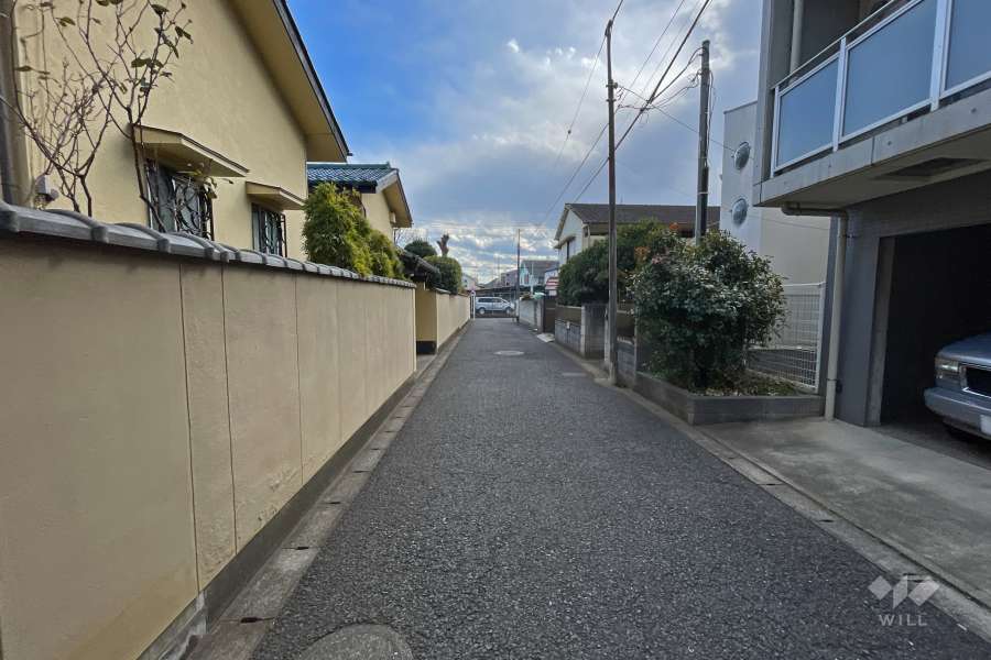敷地東側の前面道路（北側から）