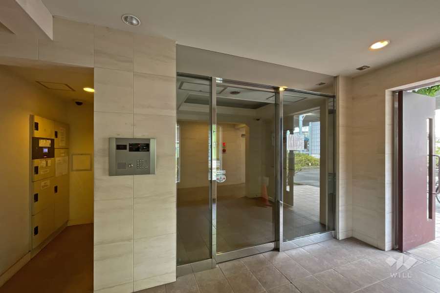 エントランスはオートロック付きです。