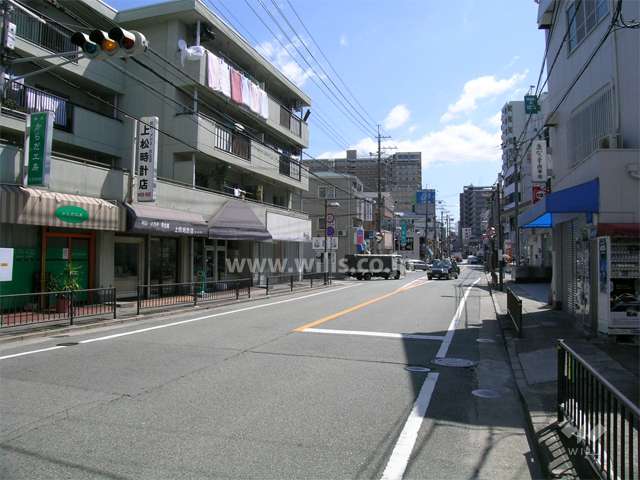 敷地南側の道路（1階には店舗が入っています）