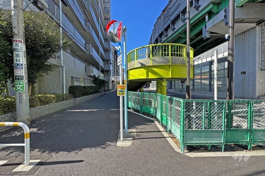 敷地の北側前面道路は東八道路です（東側から）。