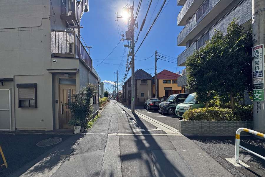 敷地の東側前面道路（北側から）