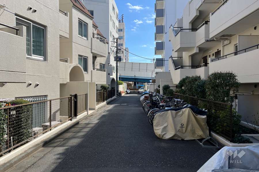敷地の南側前面通路（西側から）