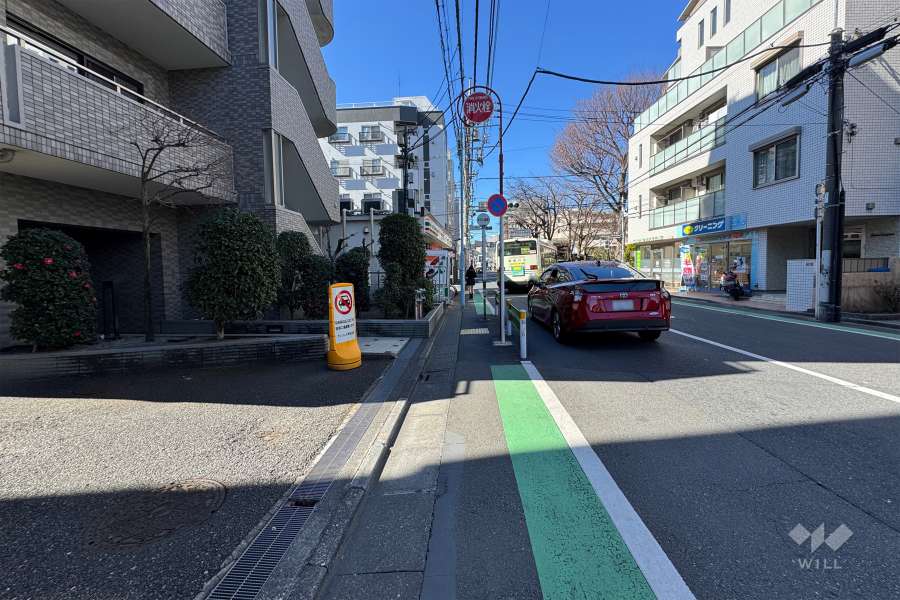 敷地の北側前面道路（東側から）