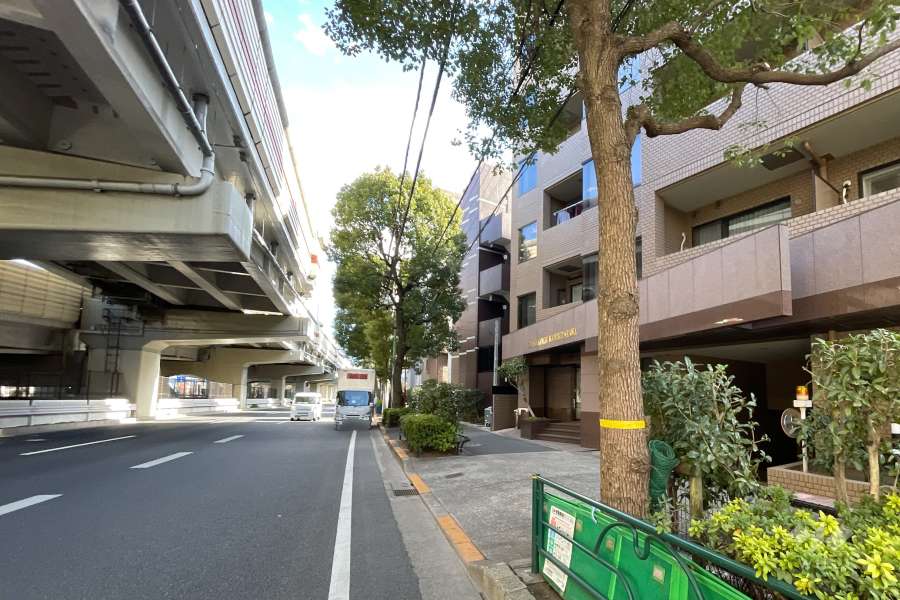敷地の北側前面道路（西側から）