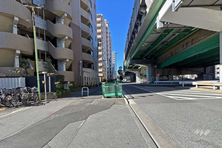 敷地の北側前面道路は東八道路です（東側から）。
