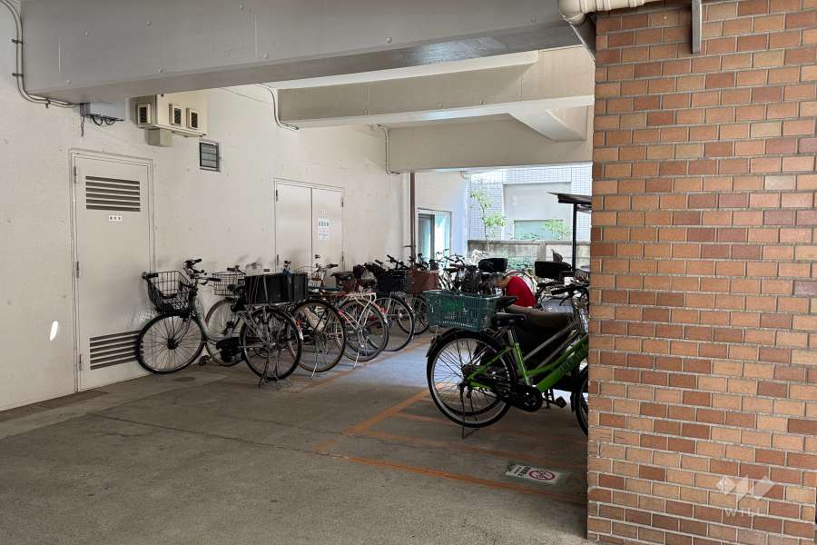 屋内に設けられた駐輪場