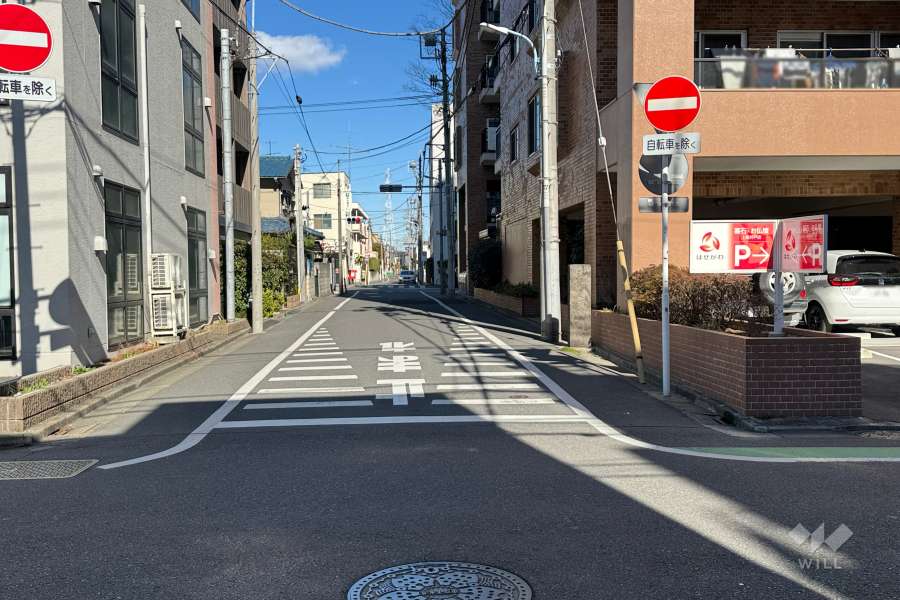 敷地の西側前面道路（南側から）
