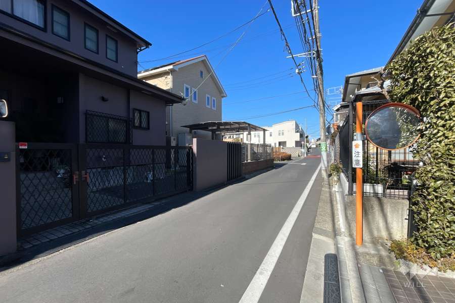 敷地の南側前面道路（東側から）