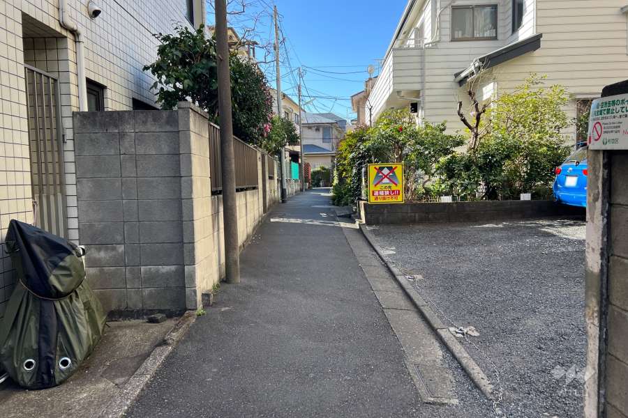 敷地の東側前面道路（南側から）