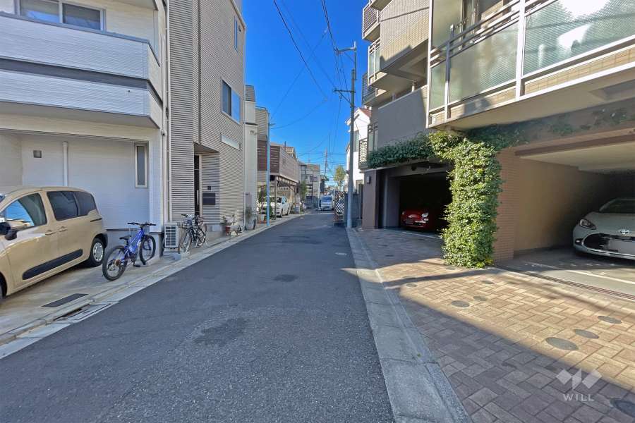 敷地の東側前面道路（北側から）