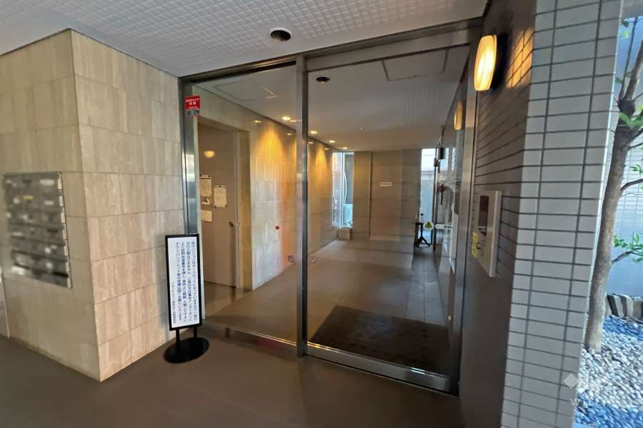 エントランスはオートロック付きです。