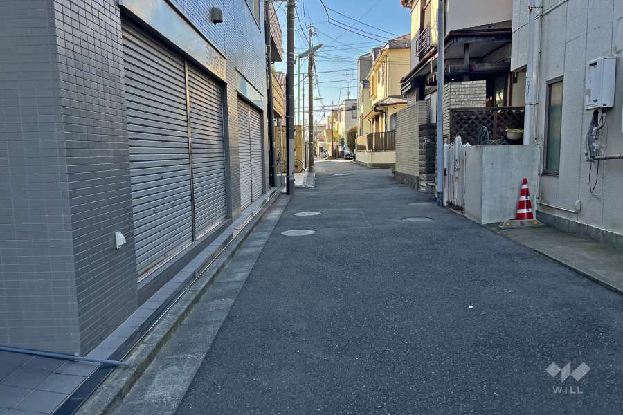 敷地北西側の前面道路（北東側から）