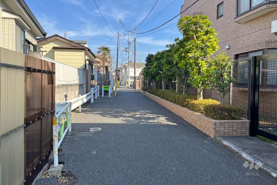 敷地の北側前面道路（西側から）