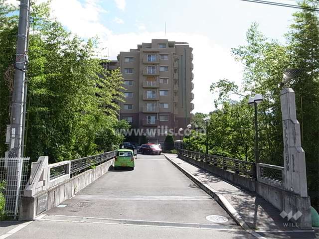 エントランスアプローチ。「塩川」に架かる橋を渡ります。