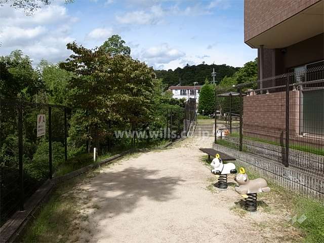 敷地南側にあるせせらぎ公園