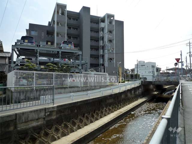敷地の北側には寺畑前川が流れています。