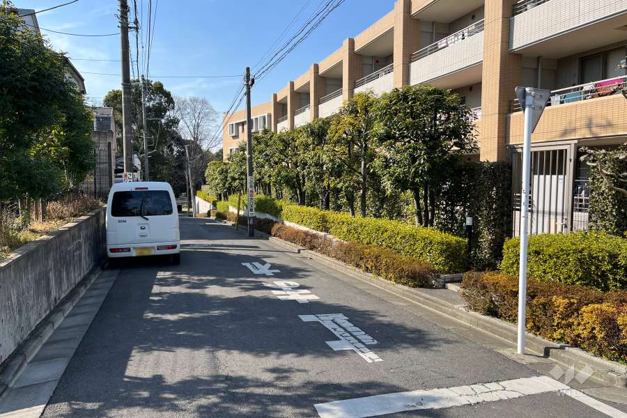 敷地の南側前面道路（東側から）
