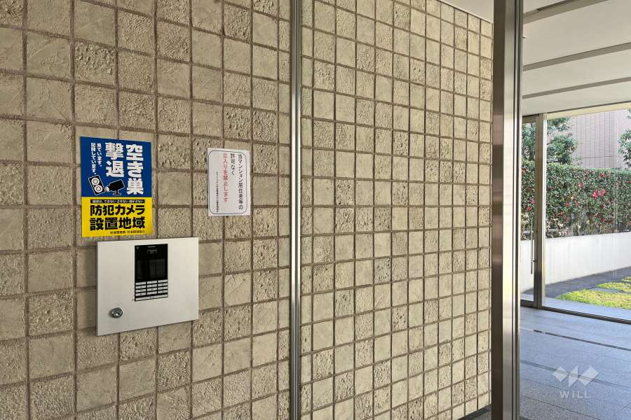 エントランスはオートロック付きです。