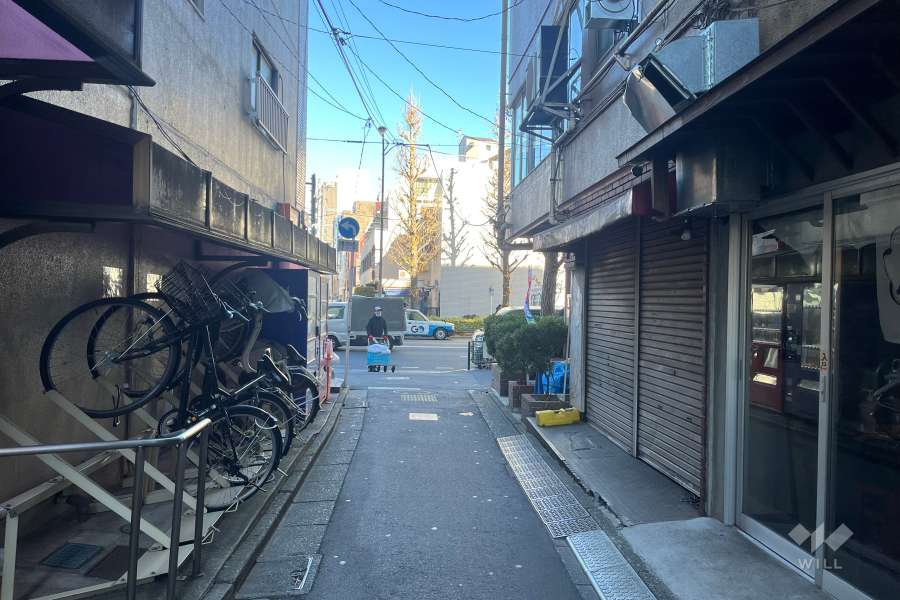 敷地東側の前面道路（南側から）