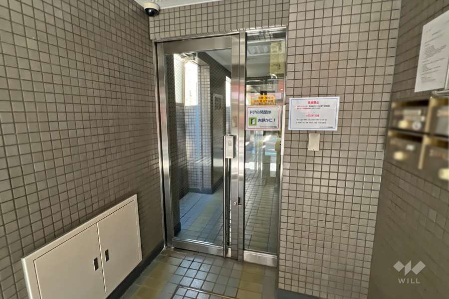 エントランスはオートロック付きです。