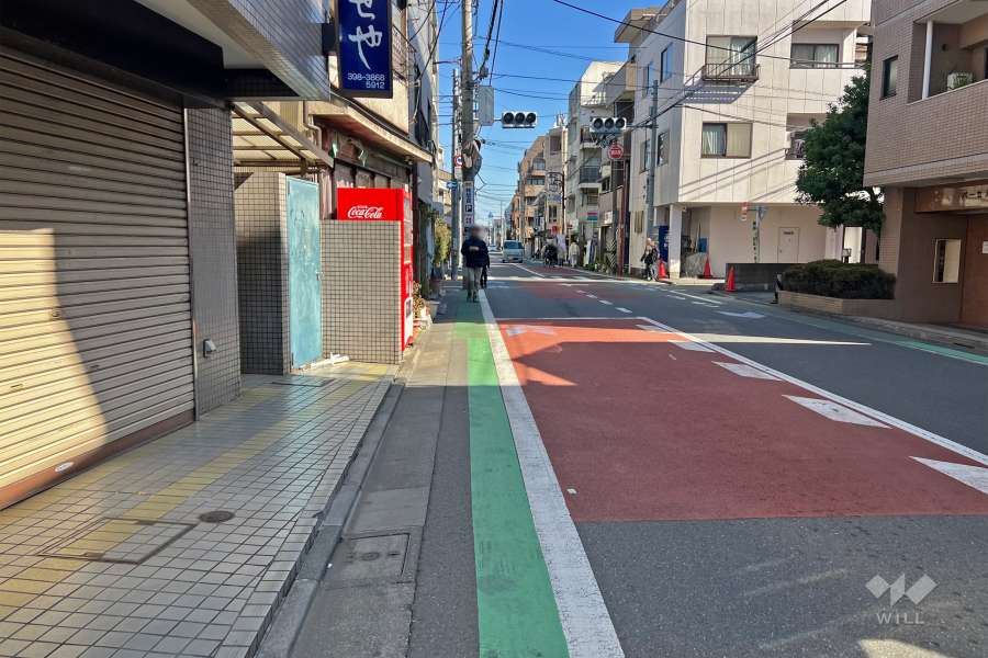 敷地南東側の前面道路（南西側から）