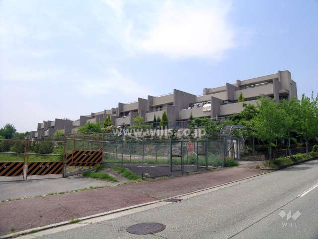 ソルフラッツ猪名川の外観（東側から）。建物はひな壇型の低層3階建てです。
