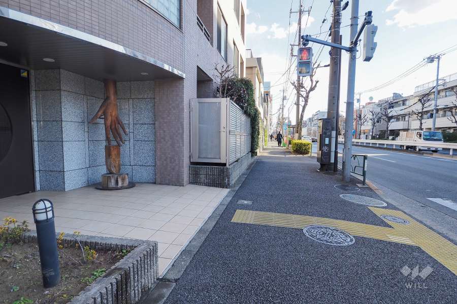 敷地西側の前面道路