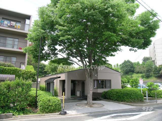 管理棟と集会室