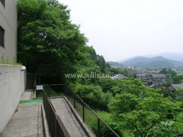 高台にあり、西側は抜けています。