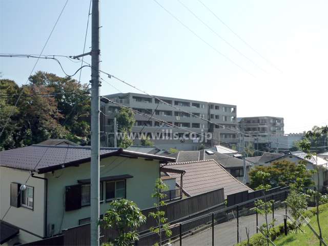 小高い丘の上に立地し、周辺には一戸建てが中心に立ち並んでいます。