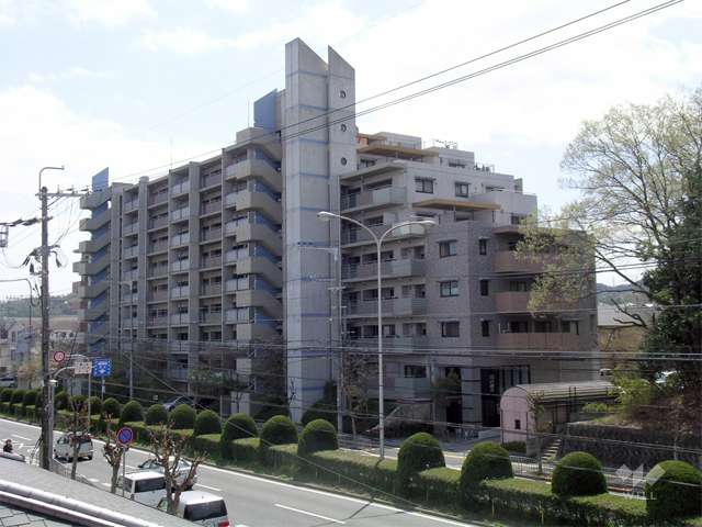 敷地の北東側は県道に面しています。