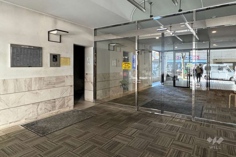 エントランスはオートロック付きです。　