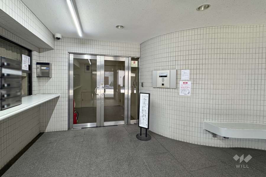 エントランスはオートロック付きです。