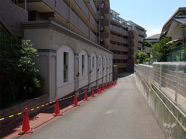 駐車場、駐輪場へのアプローチ