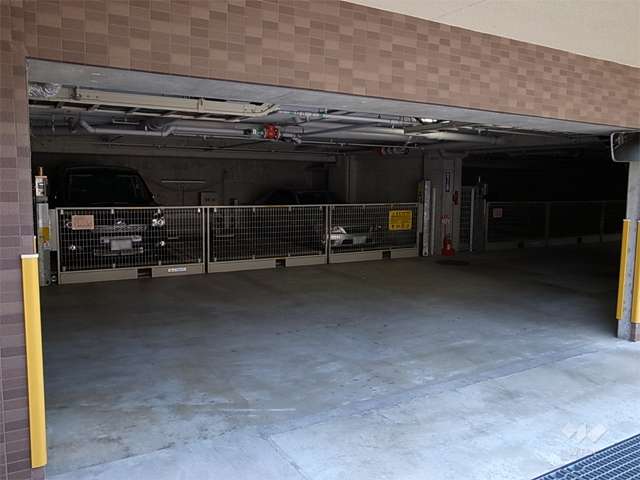 敷地内駐車場（屋内と屋外とがあります。）