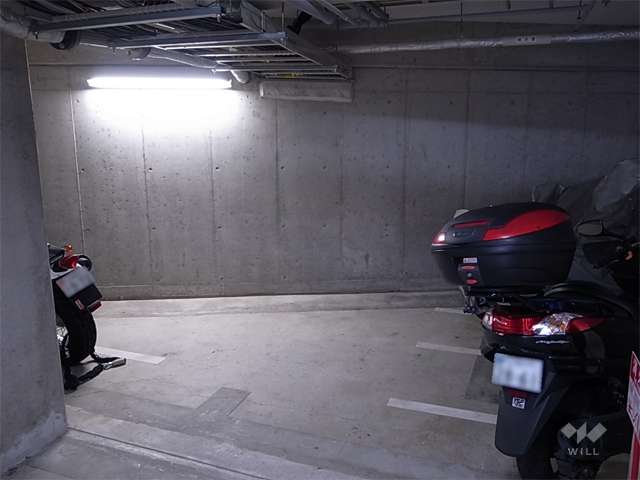 駐車場横にあるバイク置き場